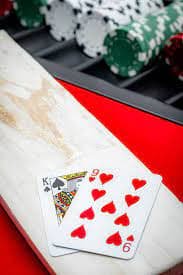 Aplikasi nila888 VCT di layar smartphone menampilkan meja baccarat dengan dealer langsung